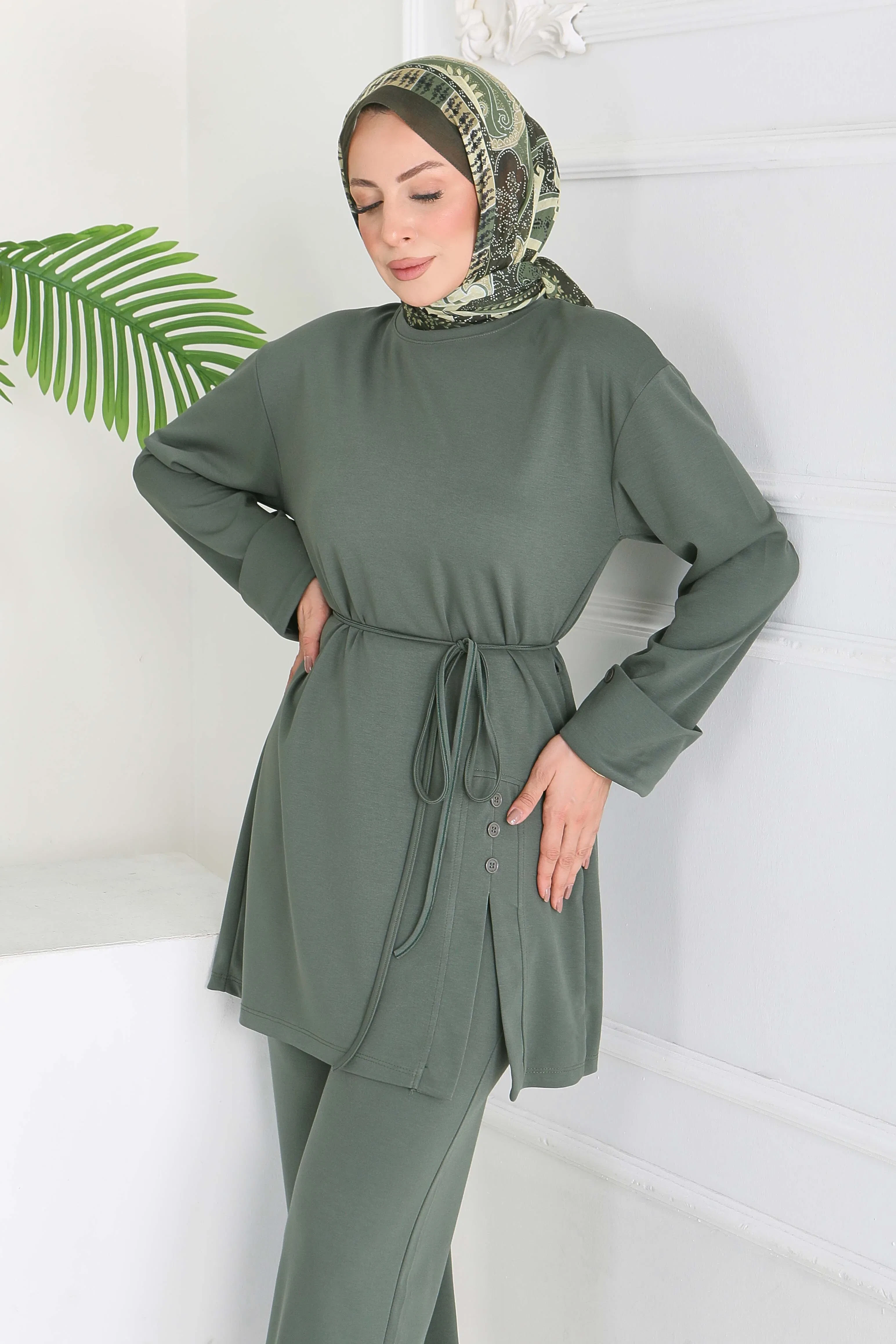 Siyah Renkle Şık Tesettür Kombinler Nasıl Oluşturulur?