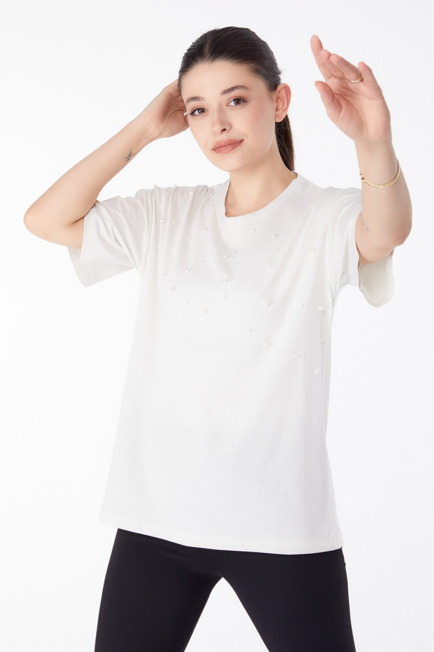 Düz Bisiklet Yaka Kadın Ekru İnci Detaylı T-shirt - 25473